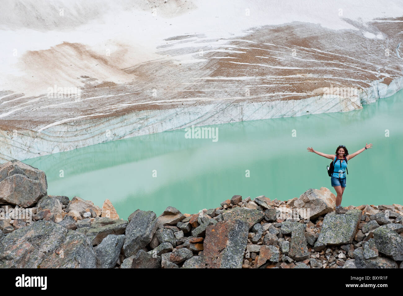 Donna ispanica escursionismo sentire il lago glaciale Foto Stock
