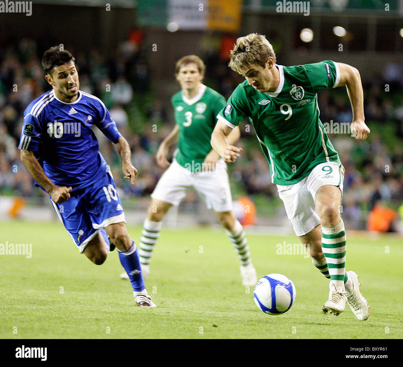 Manel Jimenez, di Andorra in azione contro Kevin Doyle, Repubblica di Irlanda. Rep di Irlanda vs Andorra Foto Stock