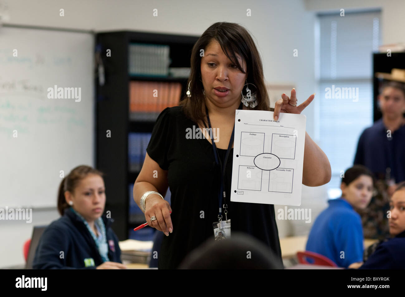 African American insegnante spiega un carattere mappa per gli studenti in classe inglese a picco Accademia preparatoria pubblico scuola charter Foto Stock