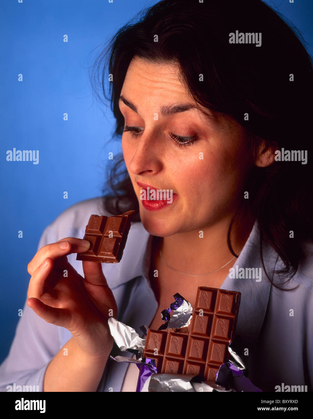 Donna inglese mangiare il cioccolato Foto stock - Alamy