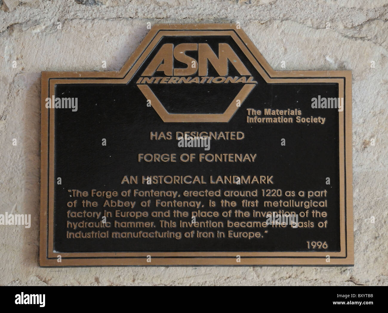 ASM materiali internazionale della società dell'informazione di metallo in bronzo di placca Forge di Fontenay Abbey Francia per invenzione di tipo idraulico Foto Stock