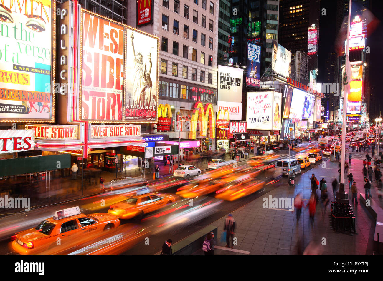 Traffico sfocate, Times Square Manhattan, New York City Foto Stock