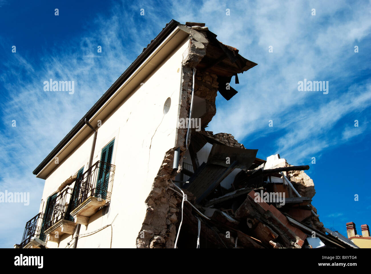 2009 l'Aquila terremoto. Crollato house di Onna, un villaggio che era un villaggio che era il 85% del territorio distrutto. Foto Stock