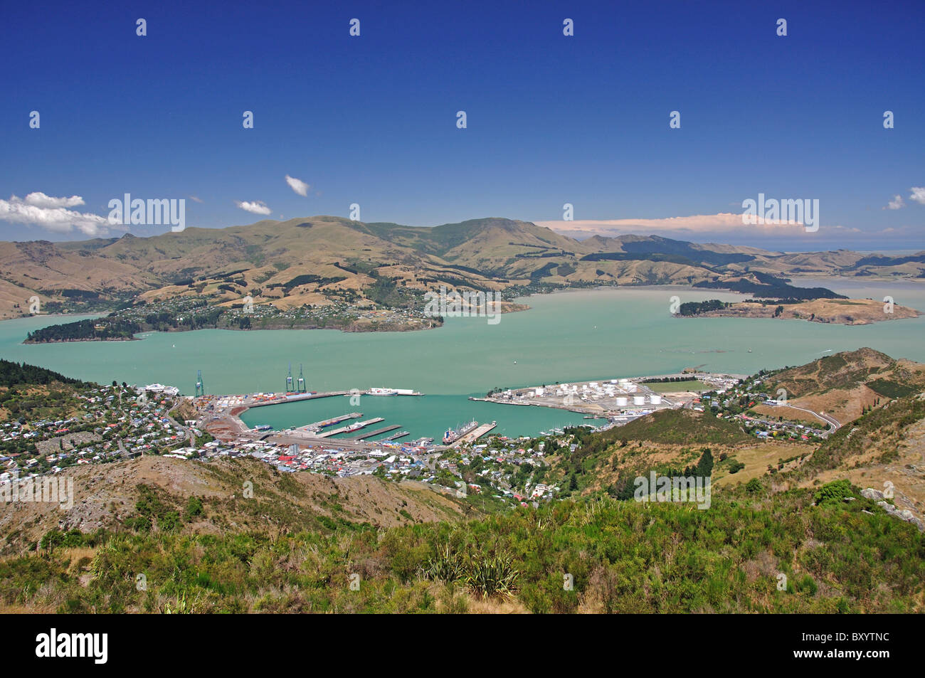 Vista di Lyttelton Harbour dal vertice di Christchurch Gondola, Heathcote Valley, Christchurch, Canterbury, Nuova Zelanda Foto Stock