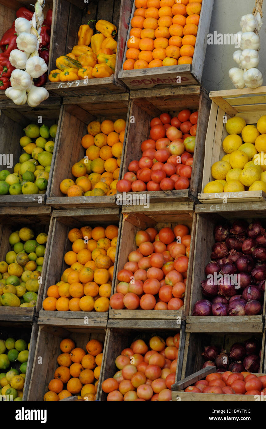Casse di frutta e verdura fresca Foto Stock
