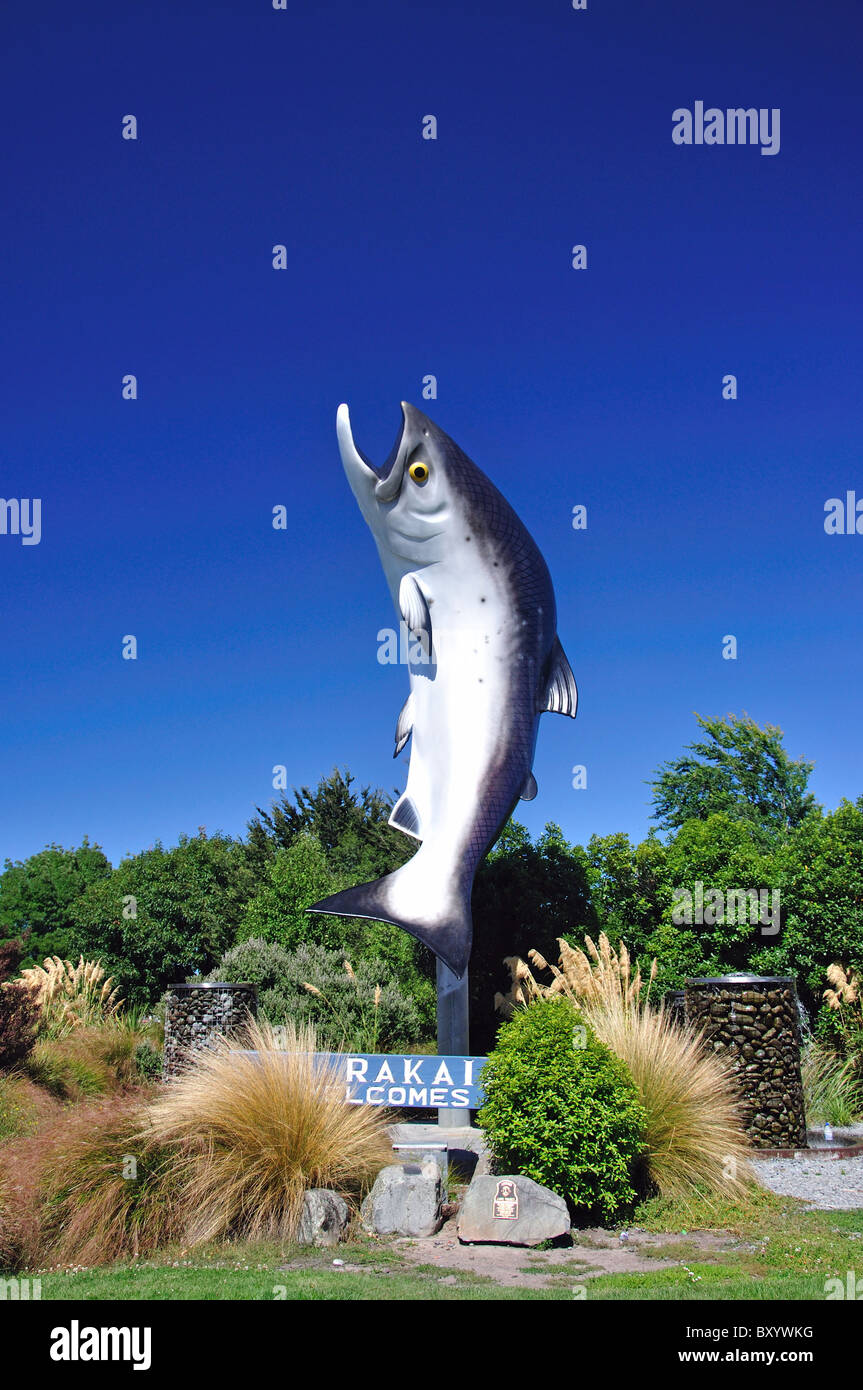 'Benvenuti al Rakaia' statua di salmone, Rakaia, regione di Canterbury, Isola del Sud, Nuova Zelanda Foto Stock