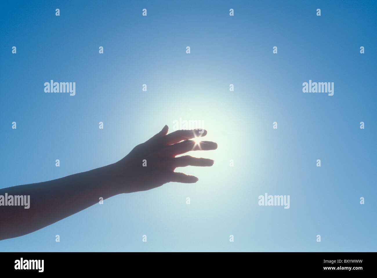 Silhouette di donna di mano contro sky Foto Stock