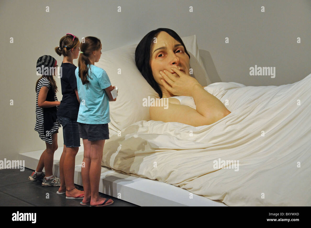 La donna a letto la scultura a Ron Mueck Exhibition, Christchurch Art Gallery, Christchurch, Canterbury, Isola del Sud, Nuova Zelanda Foto Stock