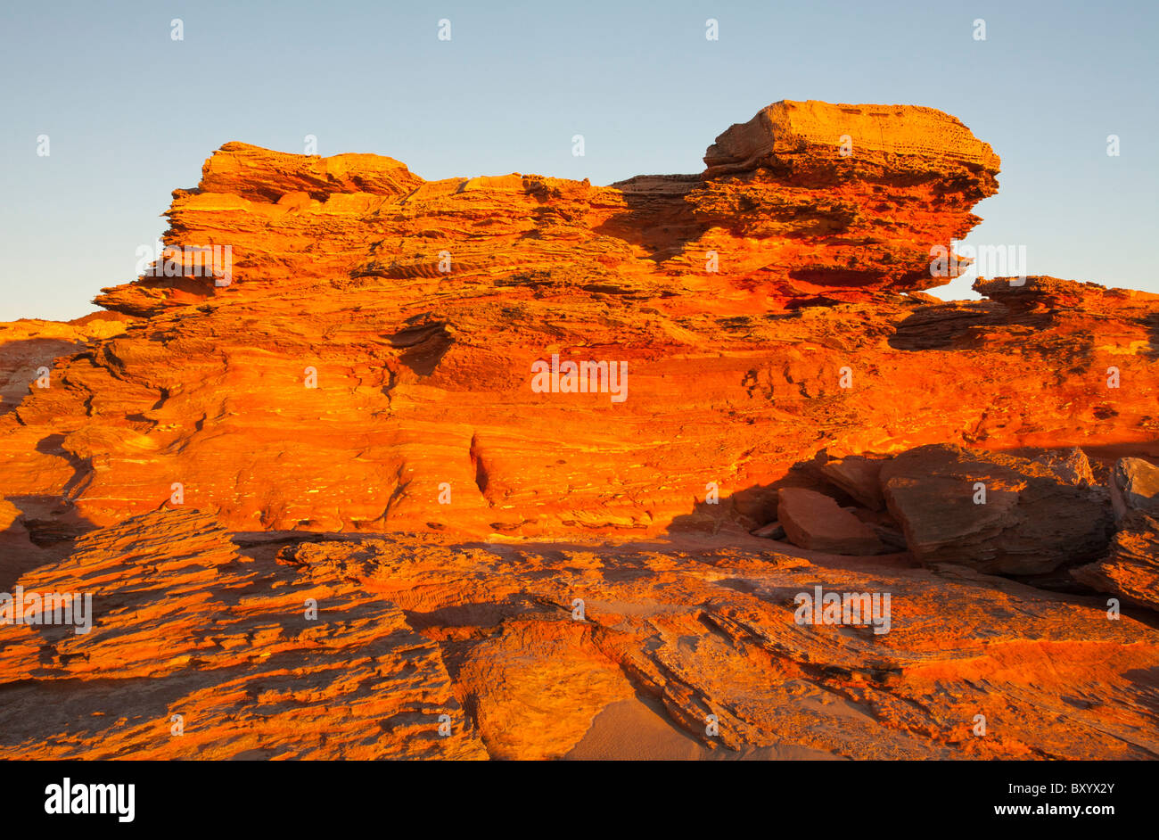 Golden Sunset on Red Rocks pindan al granaio Hill Station Beach, Broome, Kimberley, Australia occidentale Foto Stock