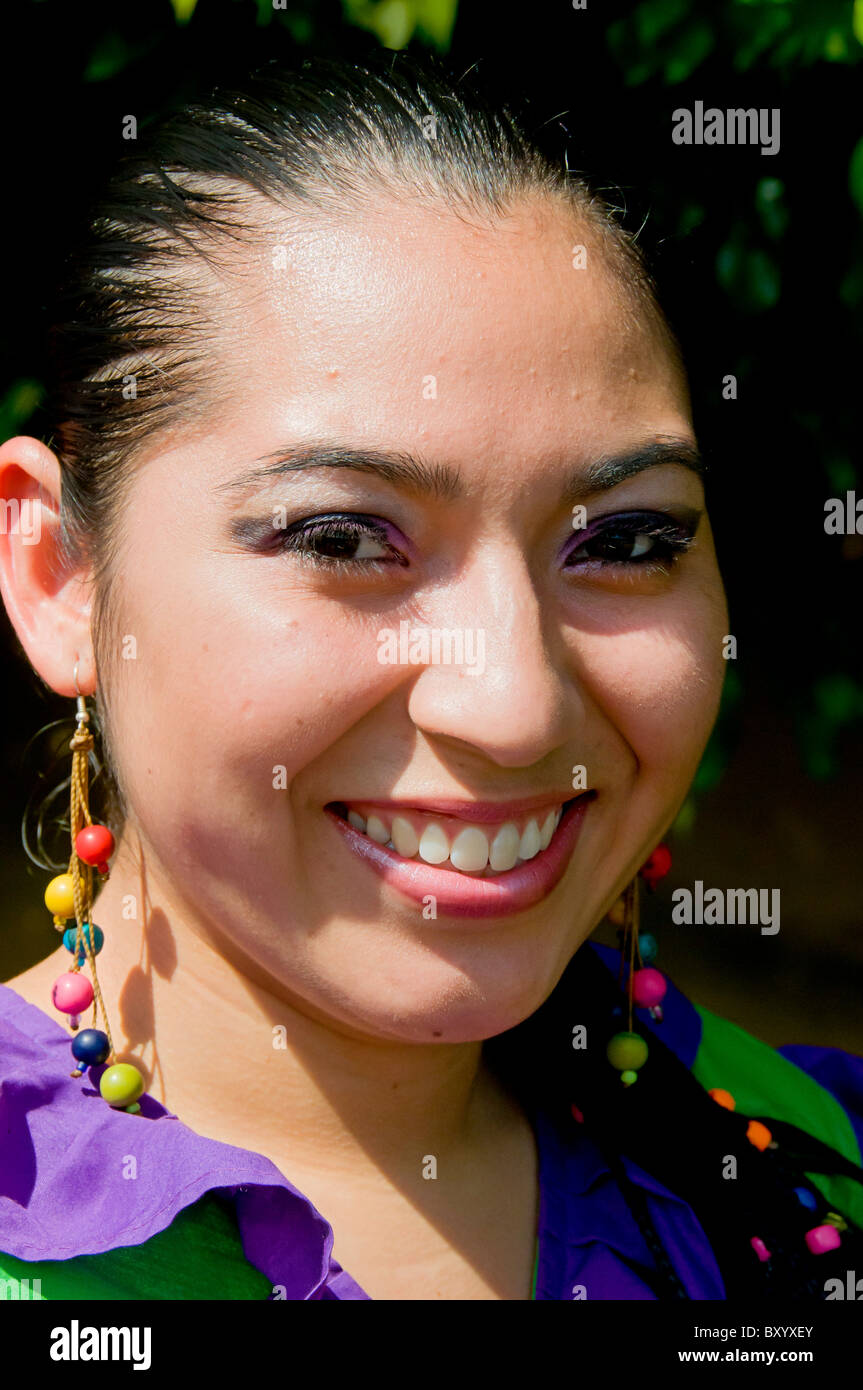 Costa Rican giovane donna al giorno di indipendenza parade Valle Centrale Foto Stock