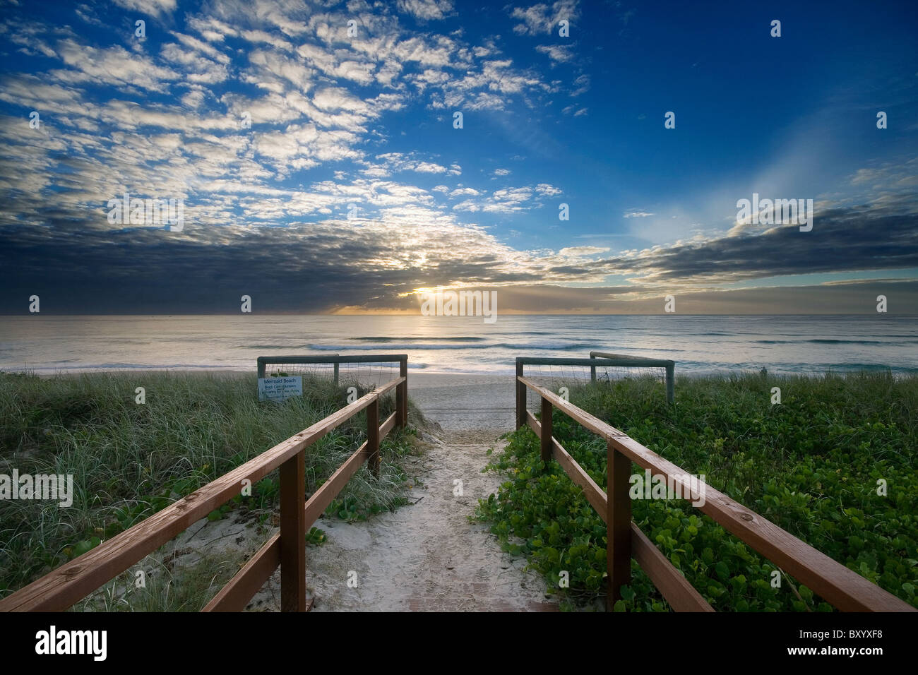 Ingresso alla spiaggia con i principali corrimano verso sunrise Foto Stock