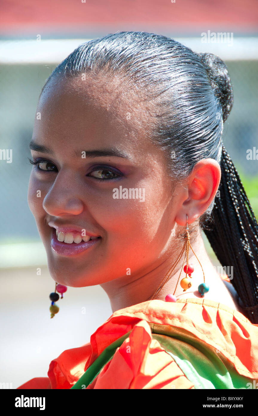 Costa Rican giovane donna in costume tradizionale, Celebrazioni del giorno dell'indipendenza Valle Centrale Costa Rica Foto Stock
