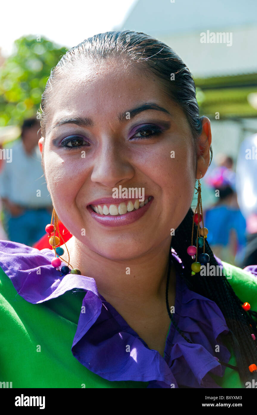 Costa Rican giovane donna in costume tradizionale, Celebrazioni del giorno dell'indipendenza Valle Centrale Costa Rica Foto Stock