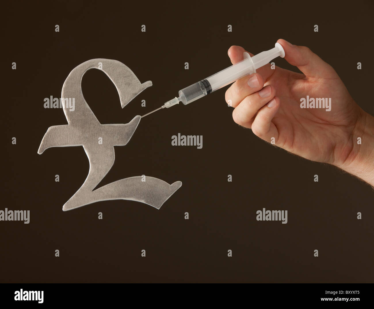 Mano che tiene la siringa sul 'lb' firmare Foto Stock