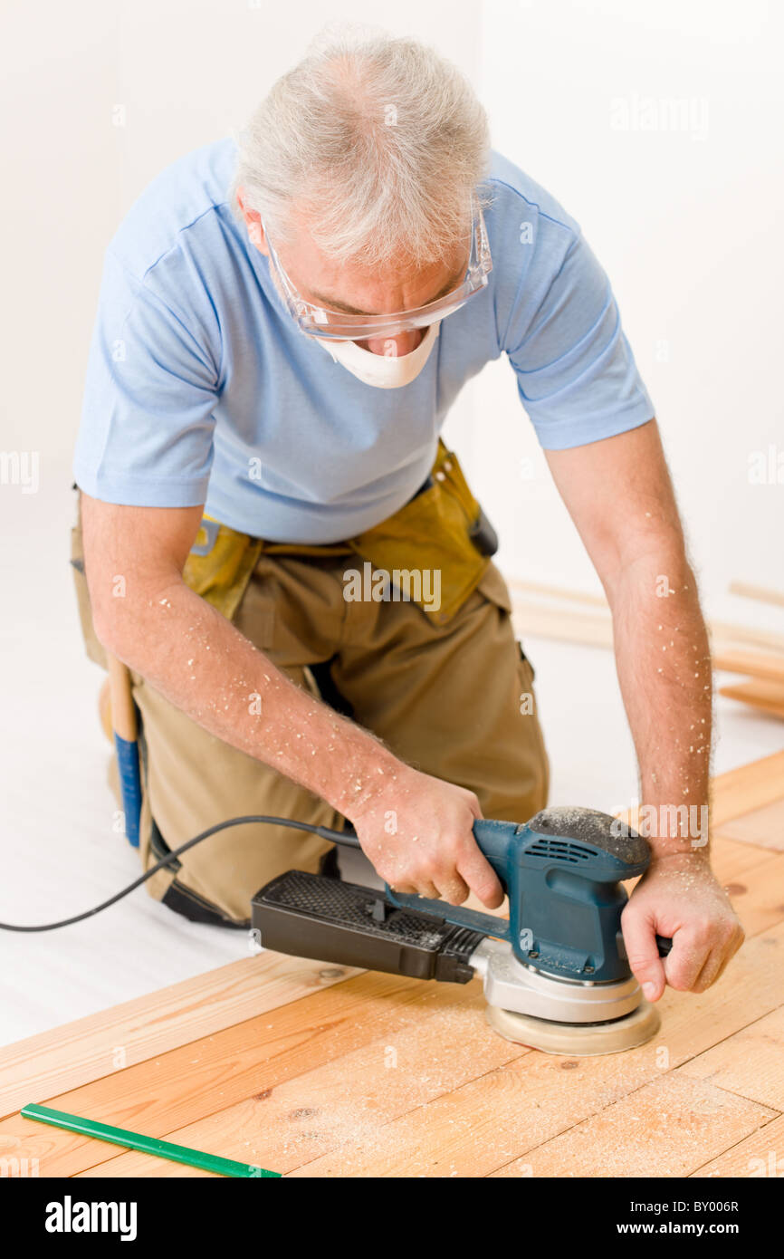 Home Improvement - tuttofare la levigatura del pavimento in legno in laboratorio Foto Stock