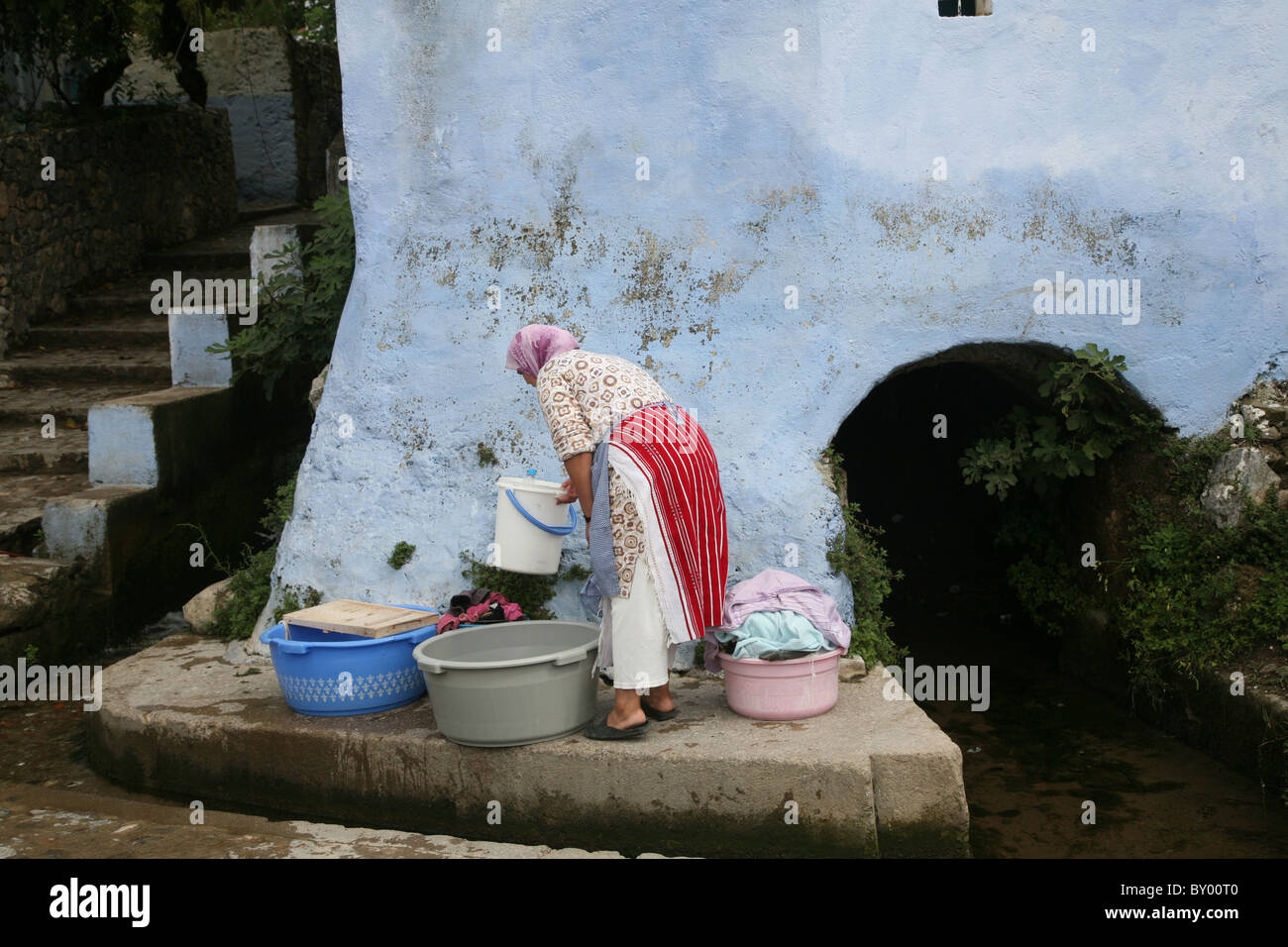 La popolazione locale a piedi intorno al luminoso strade di chefchaouen il luminoso marocco villaggio nelle montagne di riff Foto Stock