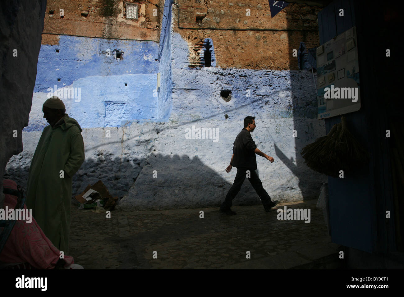 La popolazione locale a piedi intorno al luminoso strade di chefchaouen il luminoso marocco villaggio nelle montagne di riff Foto Stock
