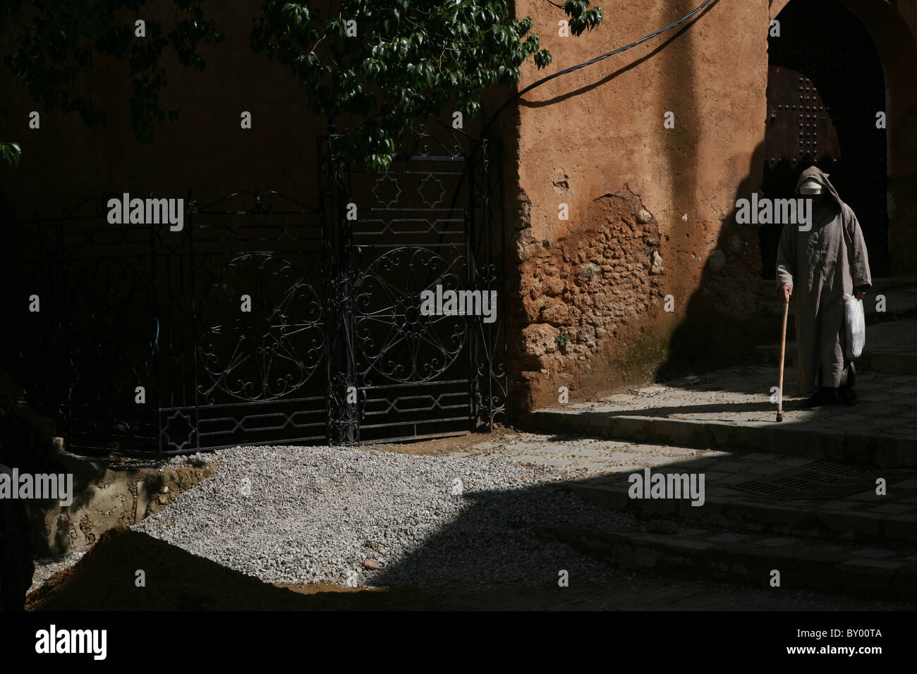 La popolazione locale a piedi intorno al luminoso strade di chefchaouen il luminoso marocco villaggio nelle montagne di riff Foto Stock