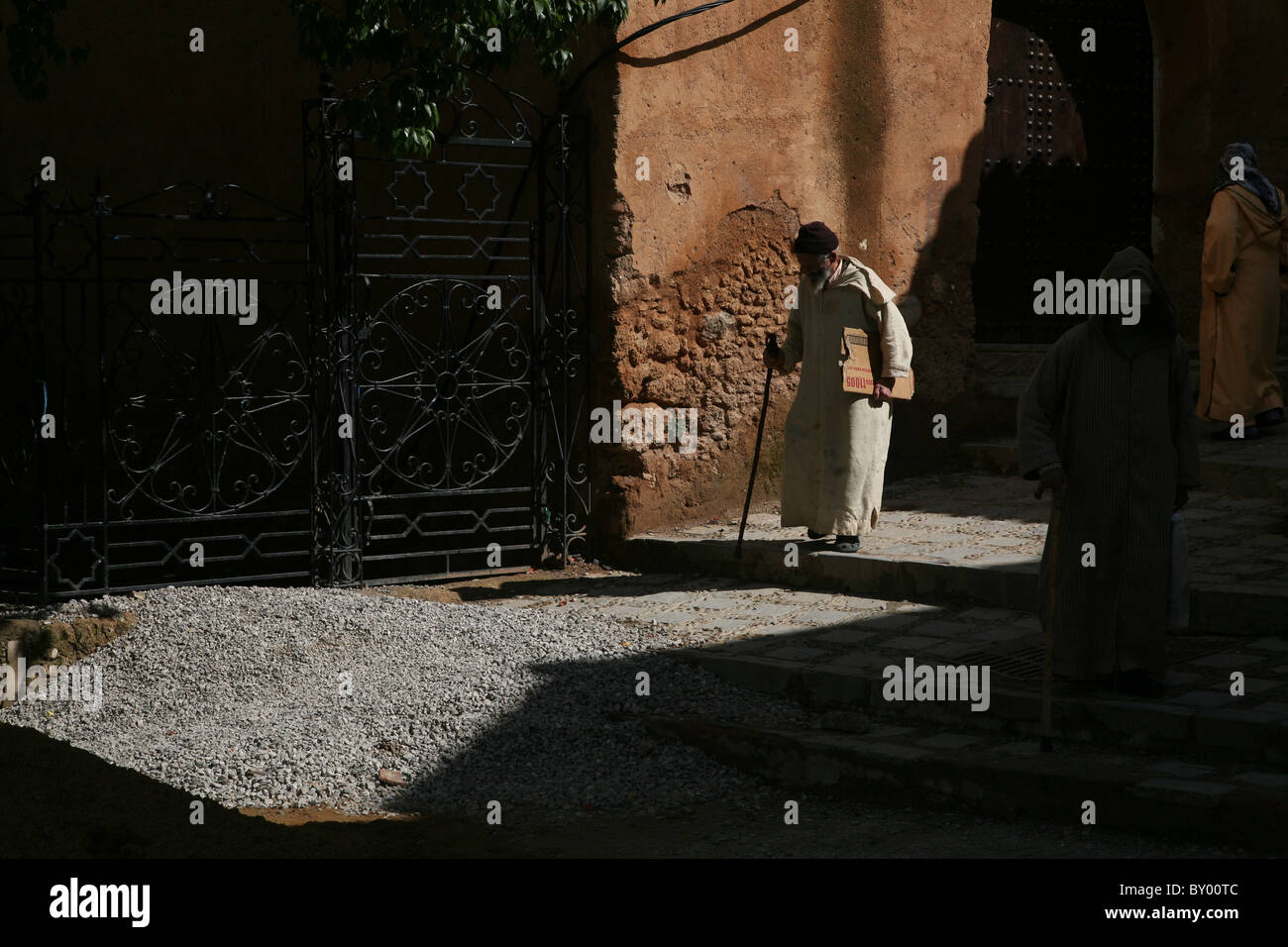 La popolazione locale a piedi intorno al luminoso strade di chefchaouen il luminoso marocco villaggio nelle montagne di riff Foto Stock