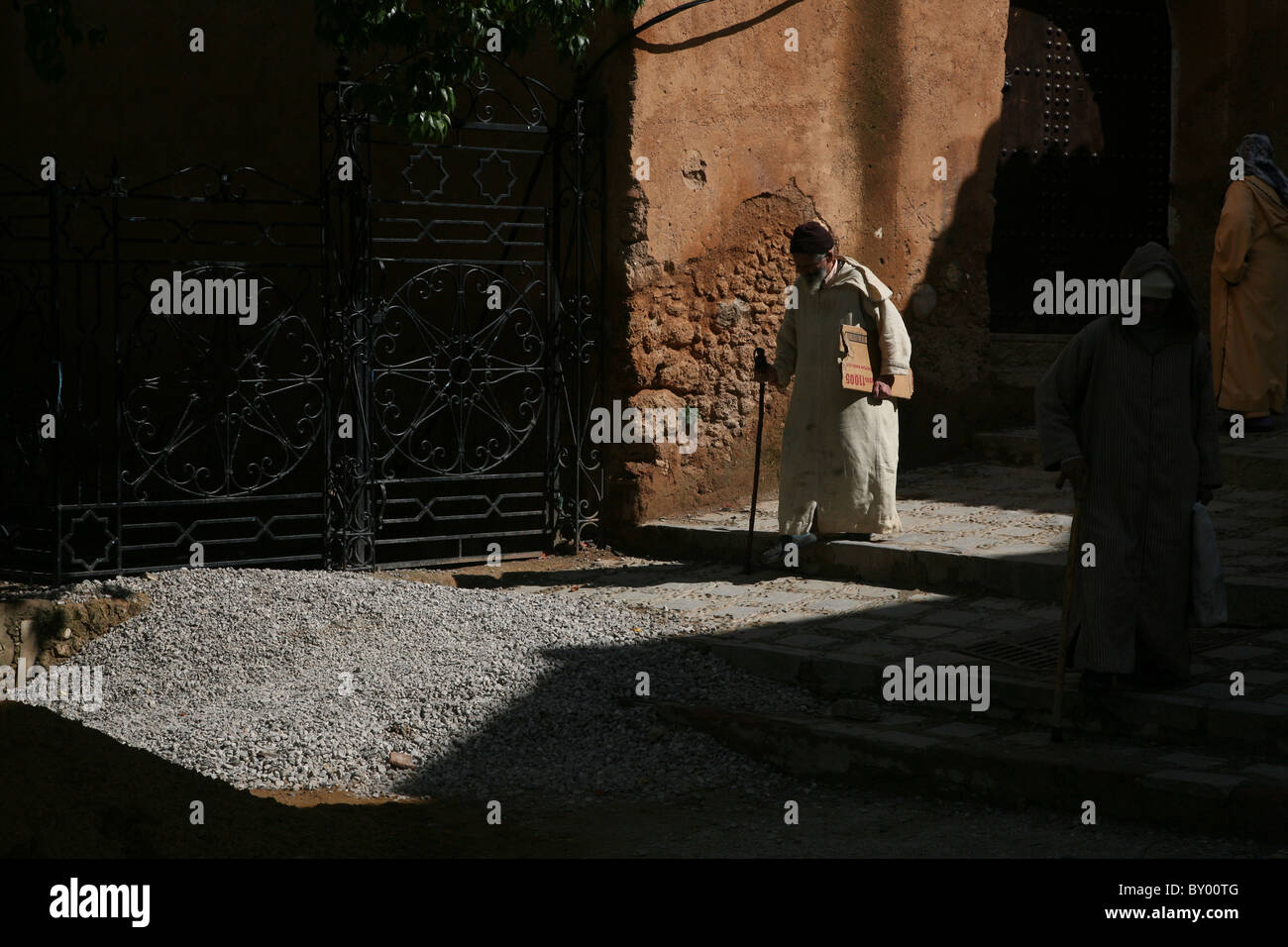 La popolazione locale a piedi intorno al luminoso strade di chefchaouen il luminoso marocco villaggio nelle montagne di riff Foto Stock