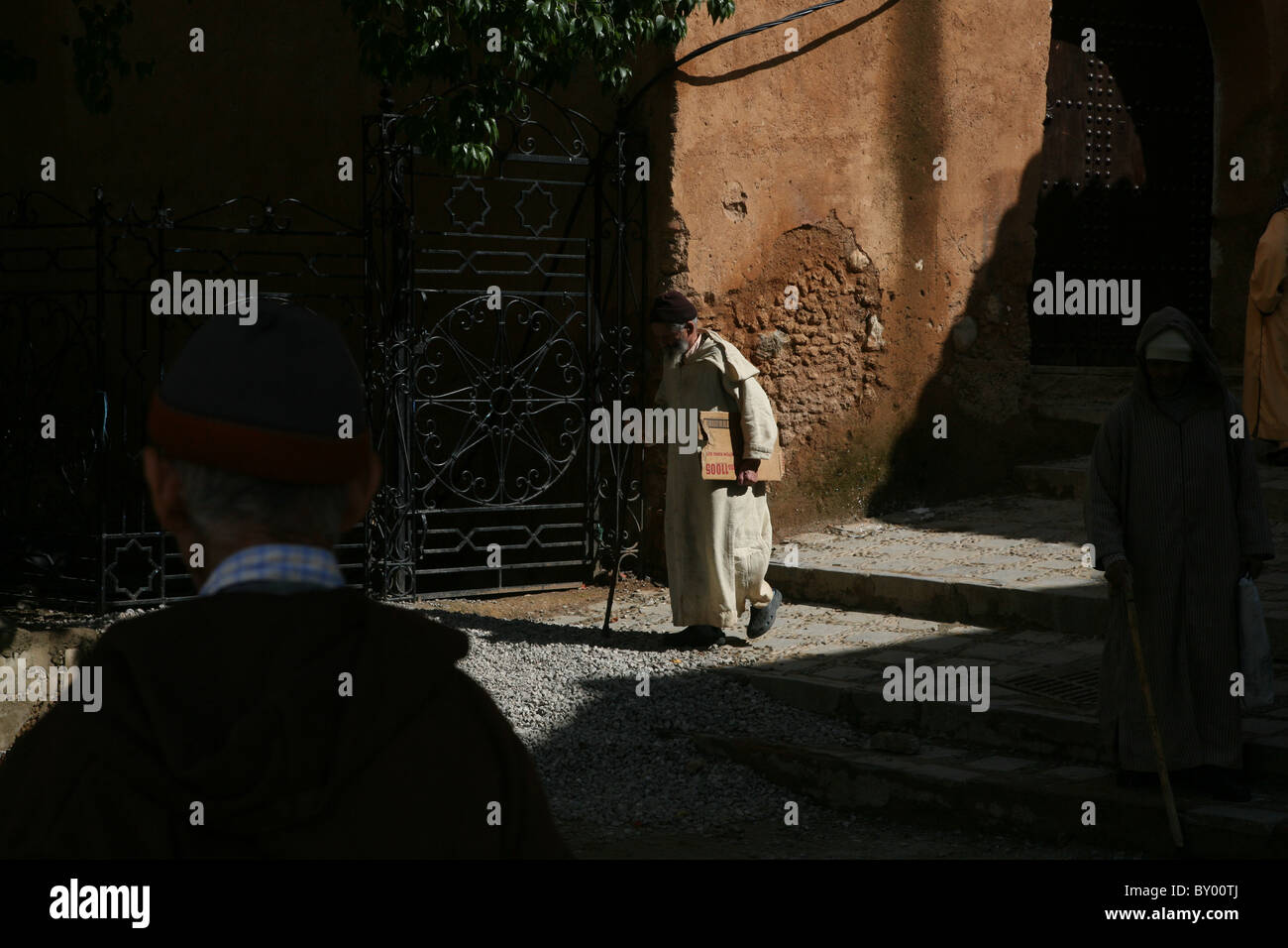 La popolazione locale a piedi intorno al luminoso strade di chefchaouen il luminoso marocco villaggio nelle montagne di riff Foto Stock