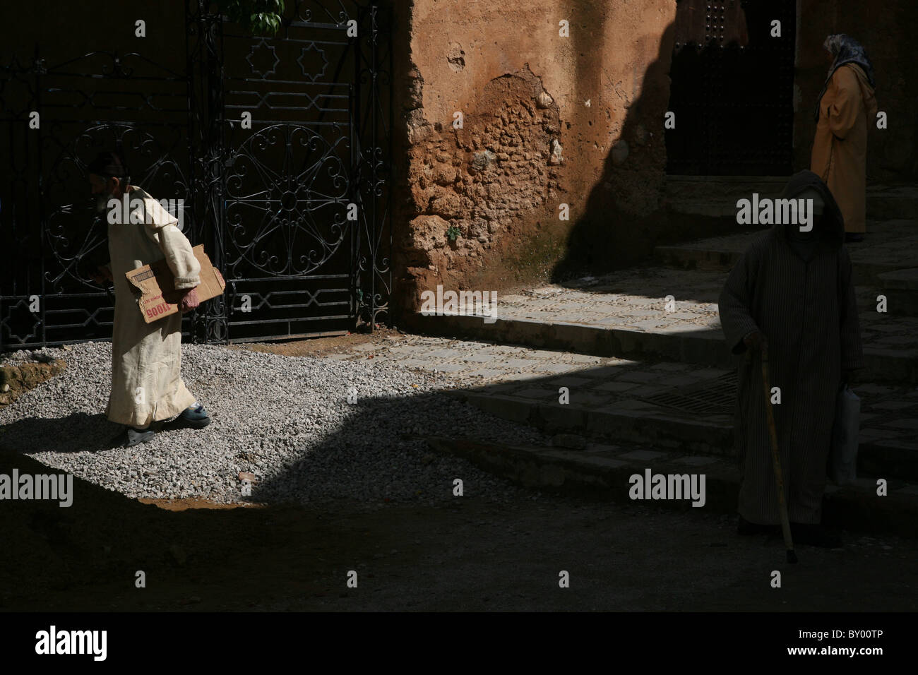 La popolazione locale a piedi intorno al luminoso strade di chefchaouen il luminoso marocco villaggio nelle montagne di riff Foto Stock