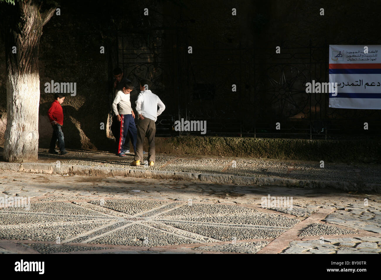La popolazione locale a piedi intorno al luminoso strade di chefchaouen il luminoso marocco villaggio nelle montagne di riff Foto Stock