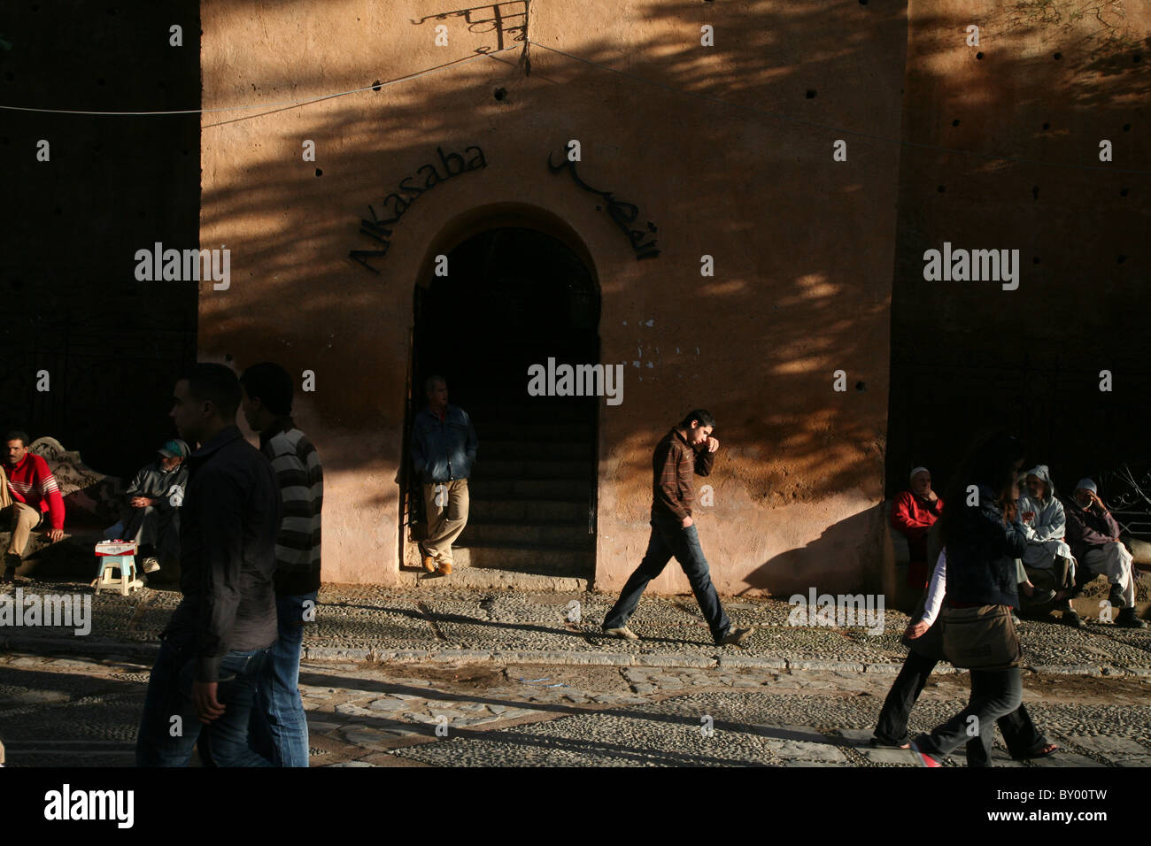 La popolazione locale a piedi intorno al luminoso strade di chefchaouen il luminoso marocco villaggio nelle montagne di riff Foto Stock