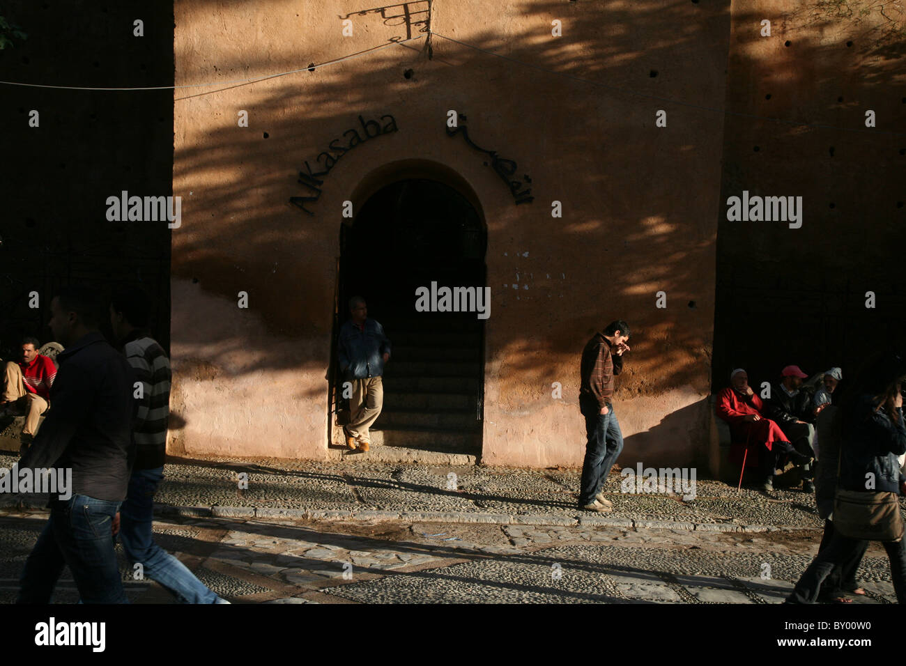 La popolazione locale a piedi intorno al luminoso strade di chefchaouen il luminoso marocco villaggio nelle montagne di riff Foto Stock