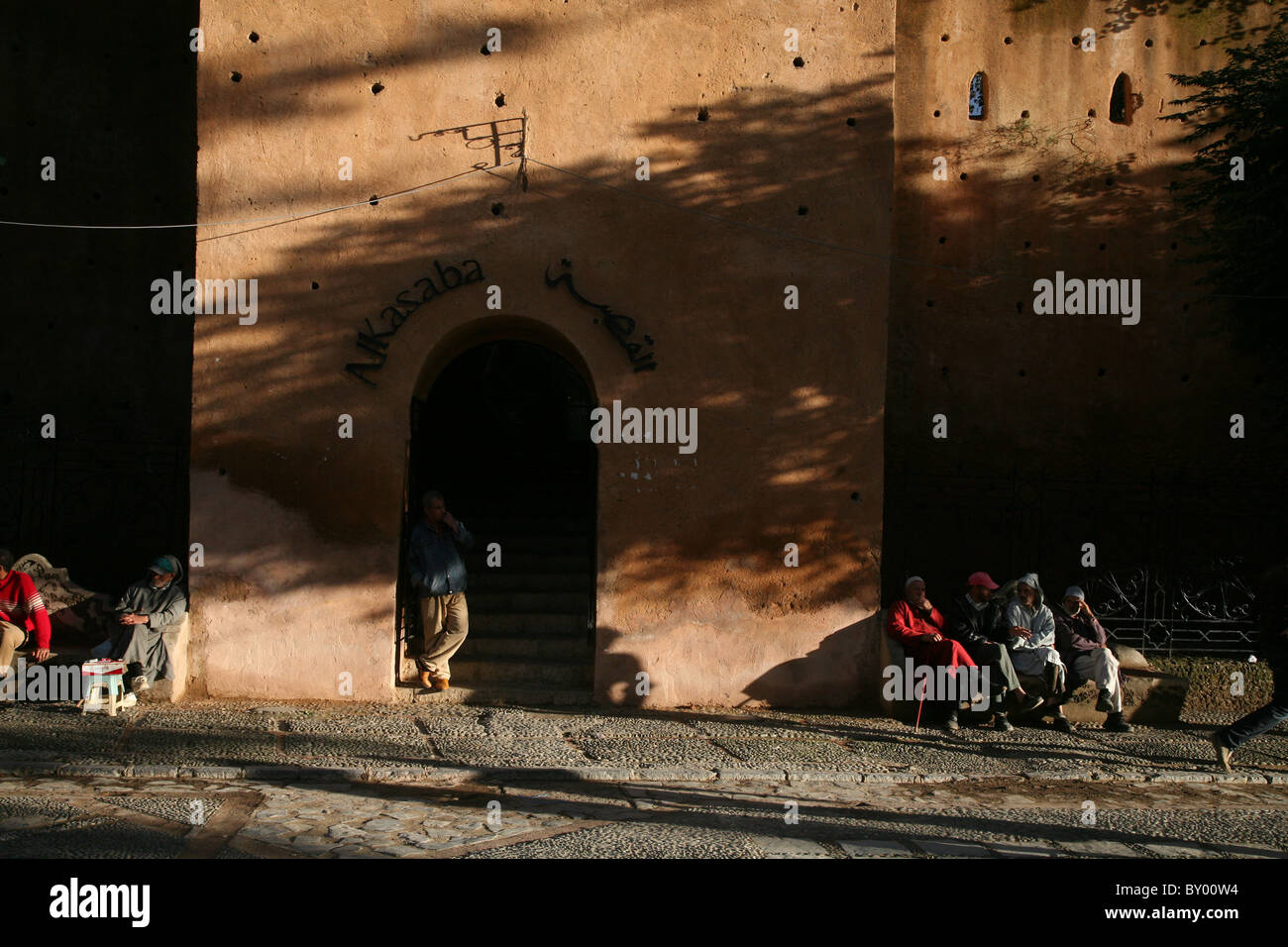La popolazione locale a piedi intorno al luminoso strade di chefchaouen il luminoso marocco villaggio nelle montagne di riff Foto Stock