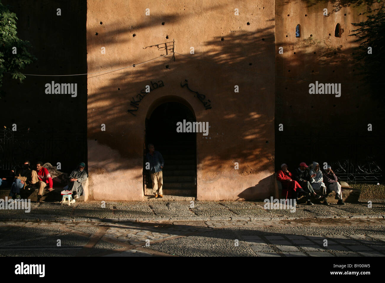 La popolazione locale a piedi intorno al luminoso strade di chefchaouen il luminoso marocco villaggio nelle montagne di riff Foto Stock