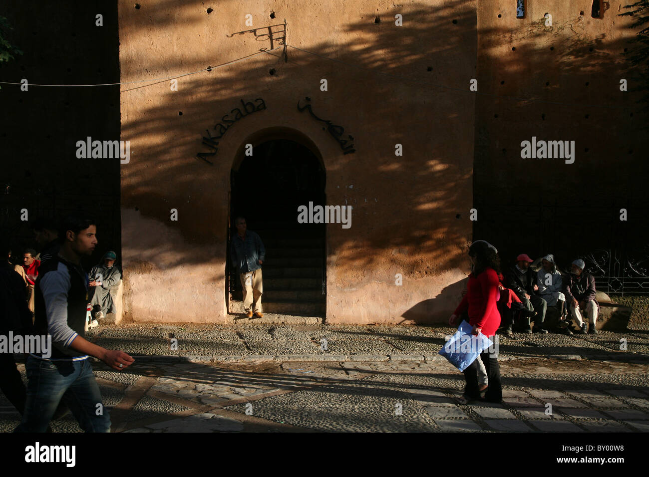 La popolazione locale a piedi intorno al luminoso strade di chefchaouen il luminoso marocco villaggio nelle montagne di riff Foto Stock