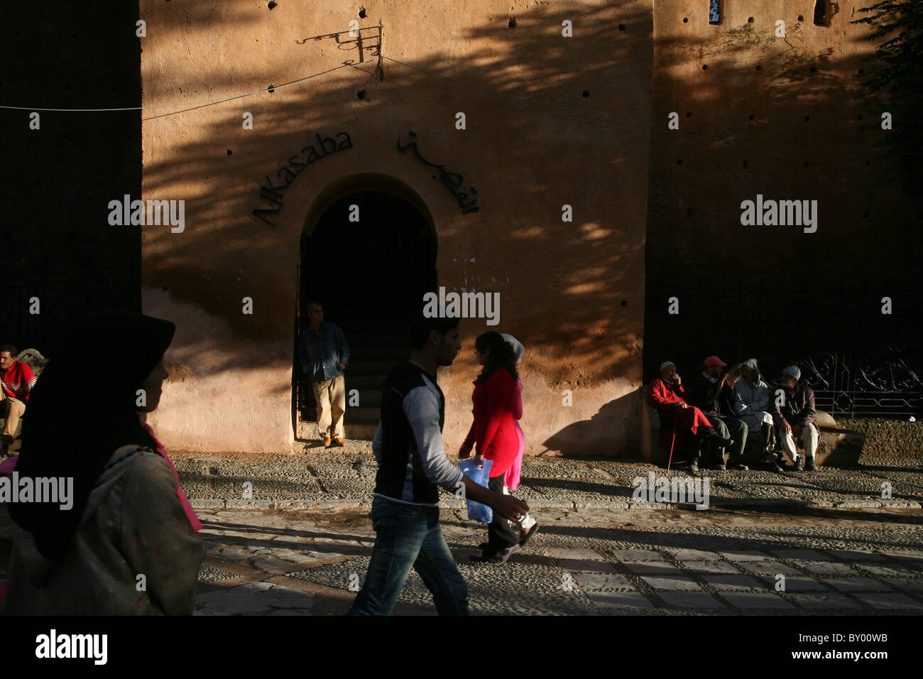 La popolazione locale a piedi intorno al luminoso strade di chefchaouen il luminoso marocco villaggio nelle montagne di riff Foto Stock