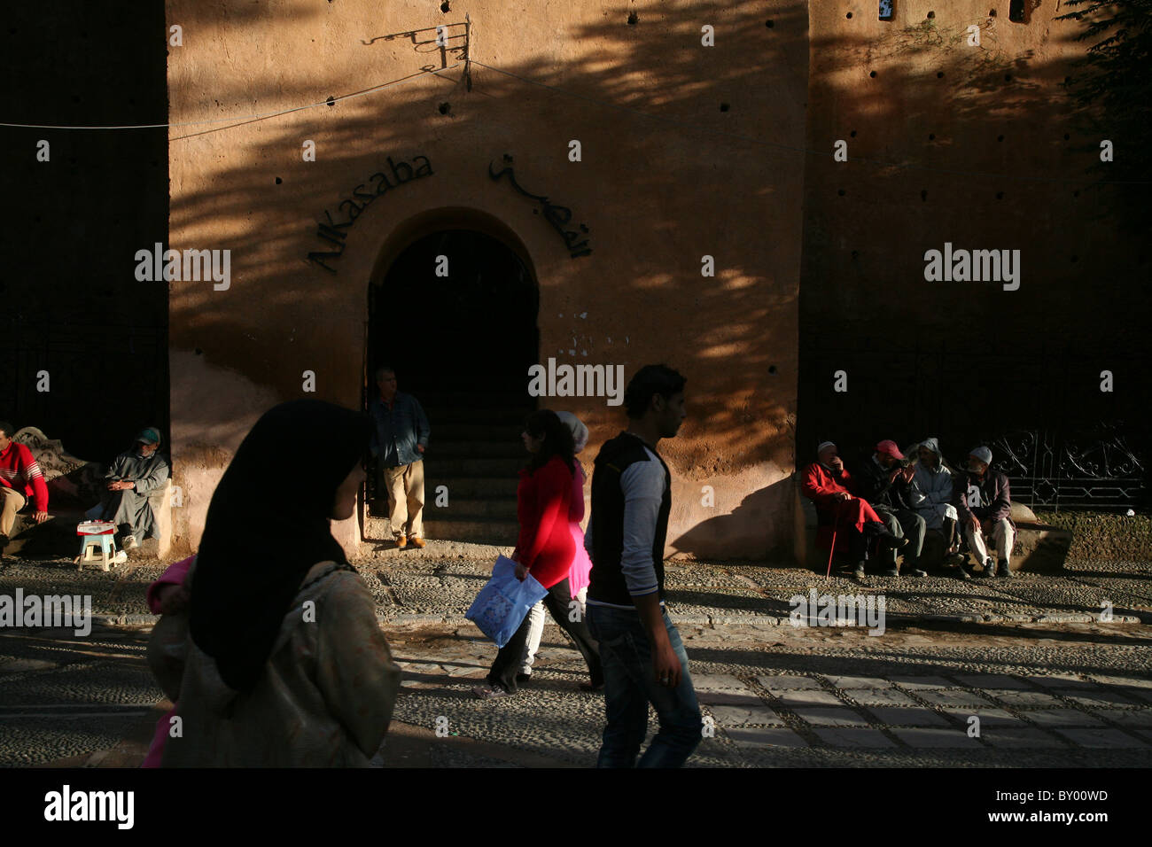 La popolazione locale a piedi intorno al luminoso strade di chefchaouen il luminoso marocco villaggio nelle montagne di riff Foto Stock
