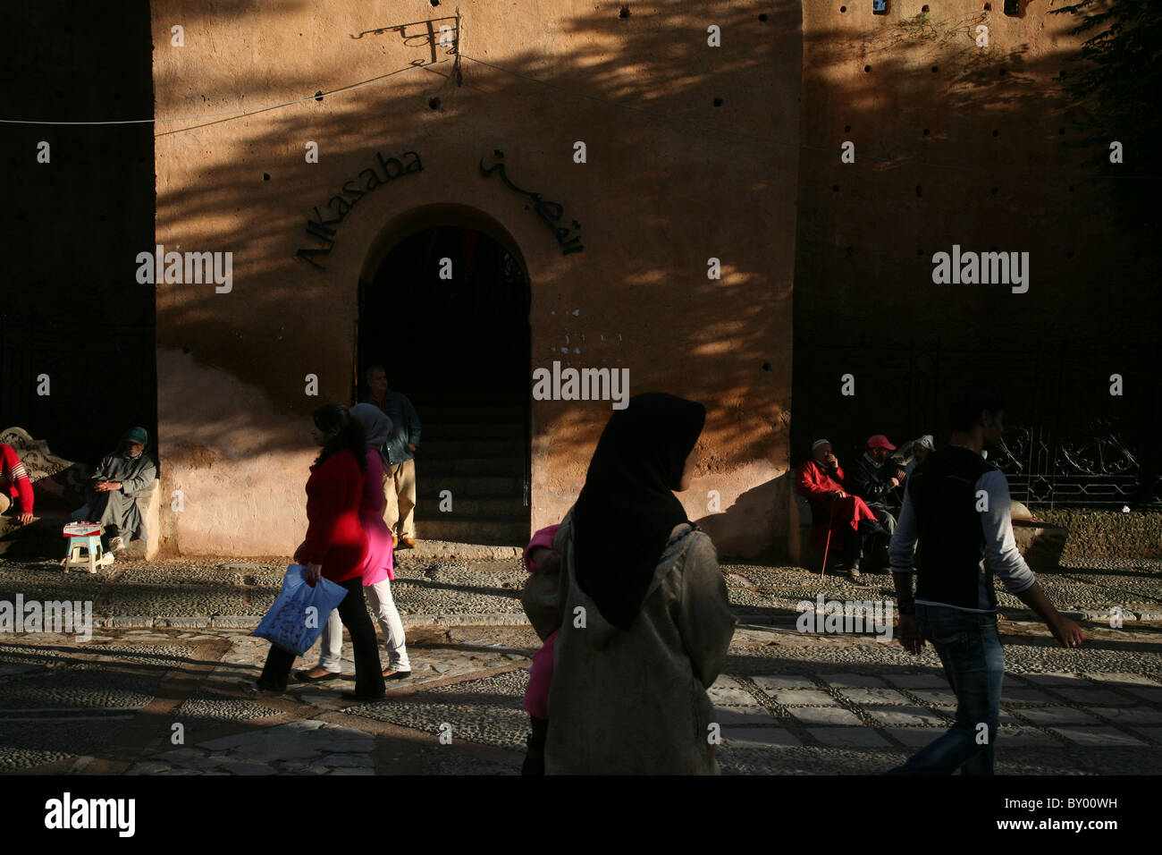 La popolazione locale a piedi intorno al luminoso strade di chefchaouen il luminoso marocco villaggio nelle montagne di riff Foto Stock