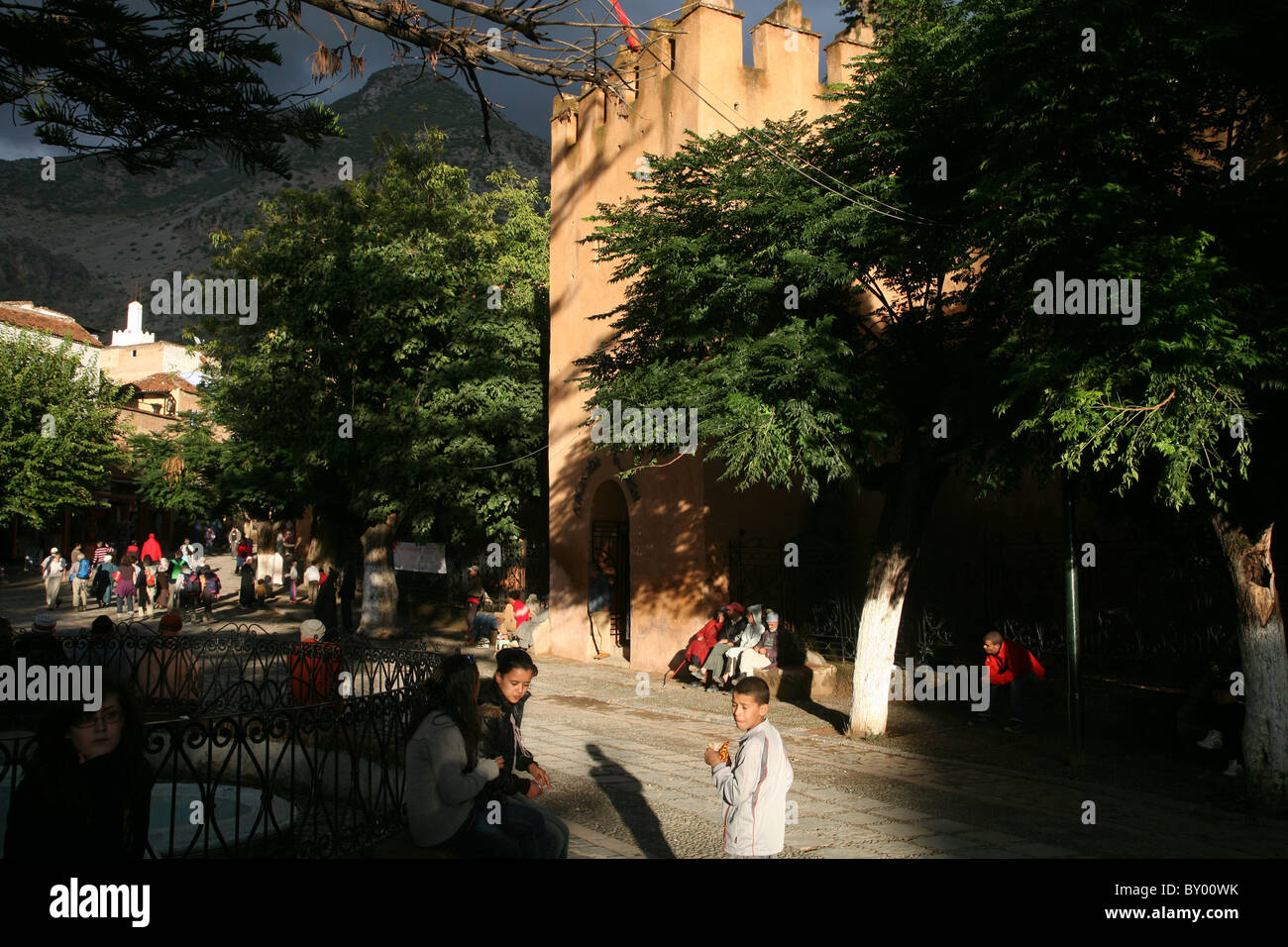 La popolazione locale a piedi intorno al luminoso strade di chefchaouen il luminoso marocco villaggio nelle montagne di riff Foto Stock