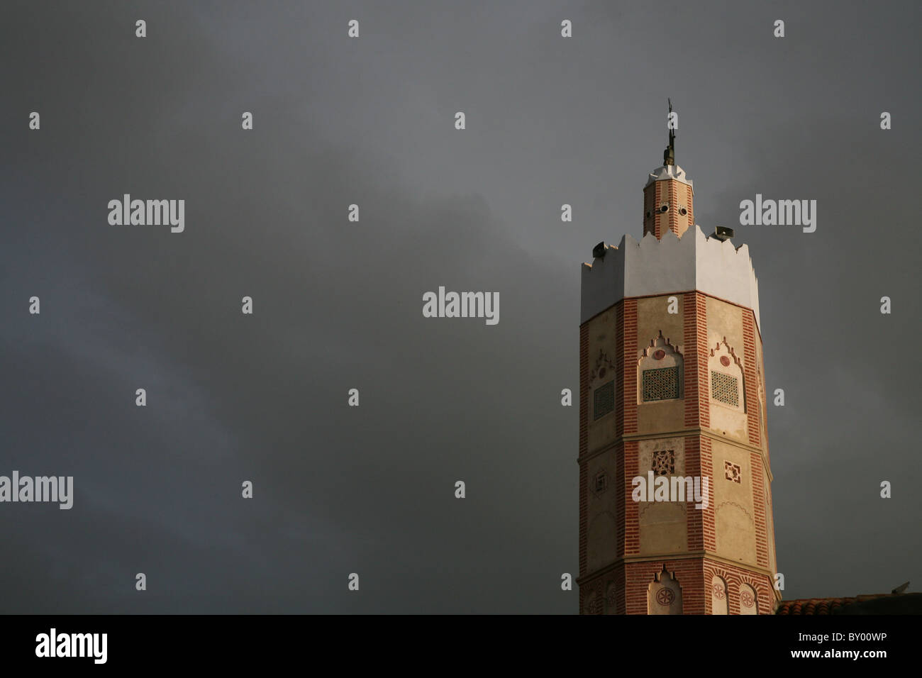 La popolazione locale a piedi intorno al luminoso strade di chefchaouen il luminoso marocco villaggio nelle montagne di riff Foto Stock