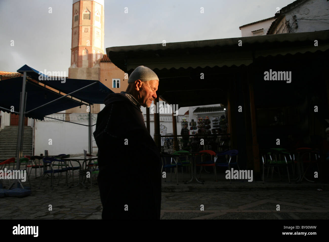 La popolazione locale a piedi intorno al luminoso strade di chefchaouen il luminoso marocco villaggio nelle montagne di riff Foto Stock