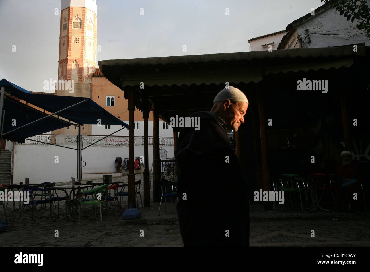 La popolazione locale a piedi intorno al luminoso strade di chefchaouen il luminoso marocco villaggio nelle montagne di riff Foto Stock