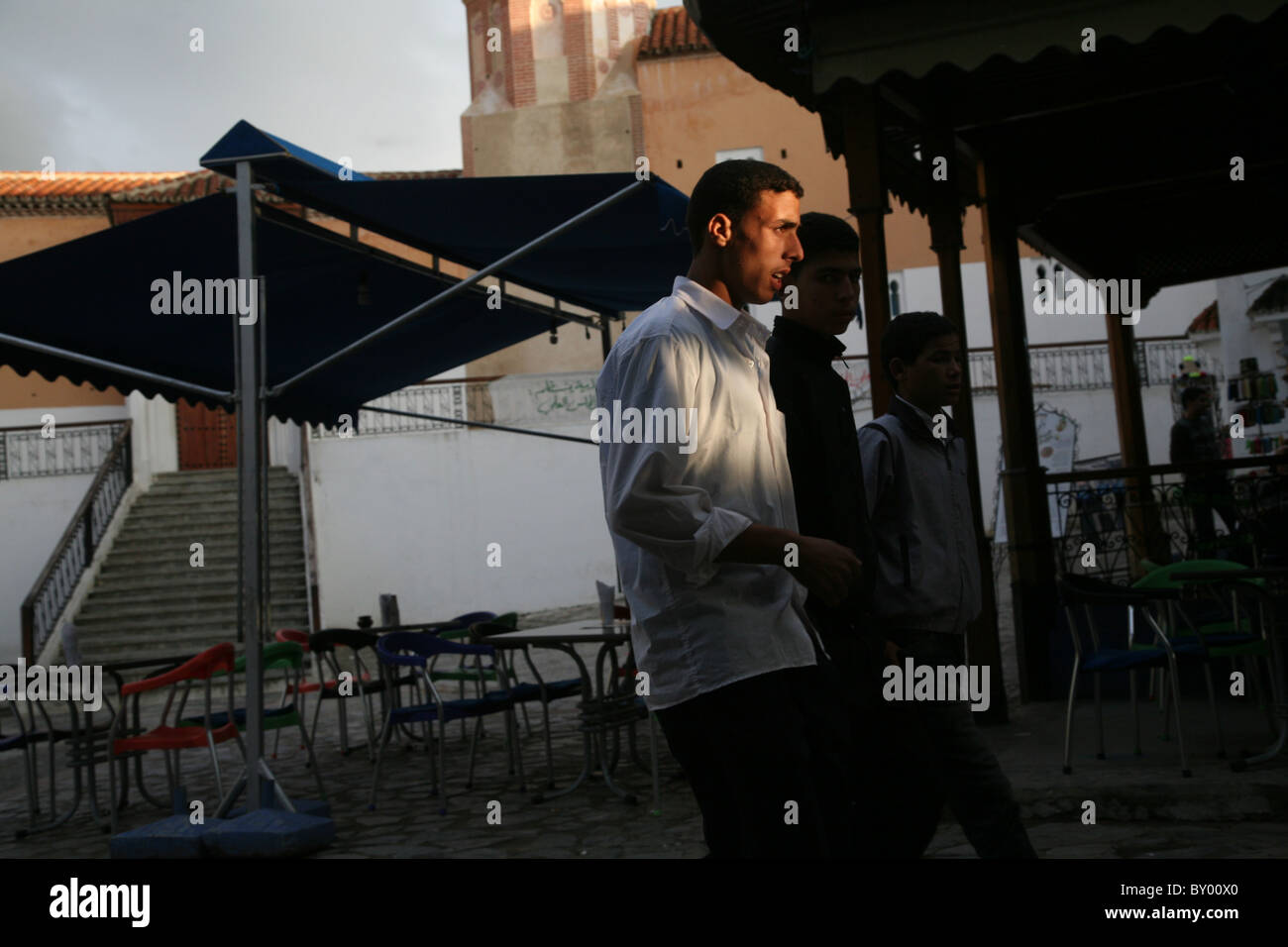 La popolazione locale a piedi intorno al luminoso strade di chefchaouen il luminoso marocco villaggio nelle montagne di riff Foto Stock