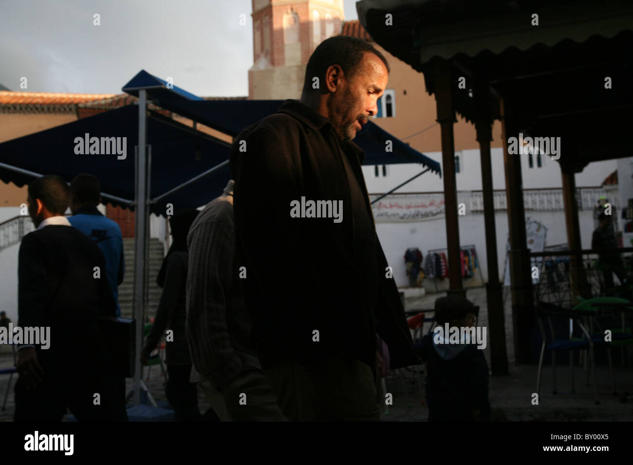 La popolazione locale a piedi intorno al luminoso strade di chefchaouen il luminoso marocco villaggio nelle montagne di riff Foto Stock