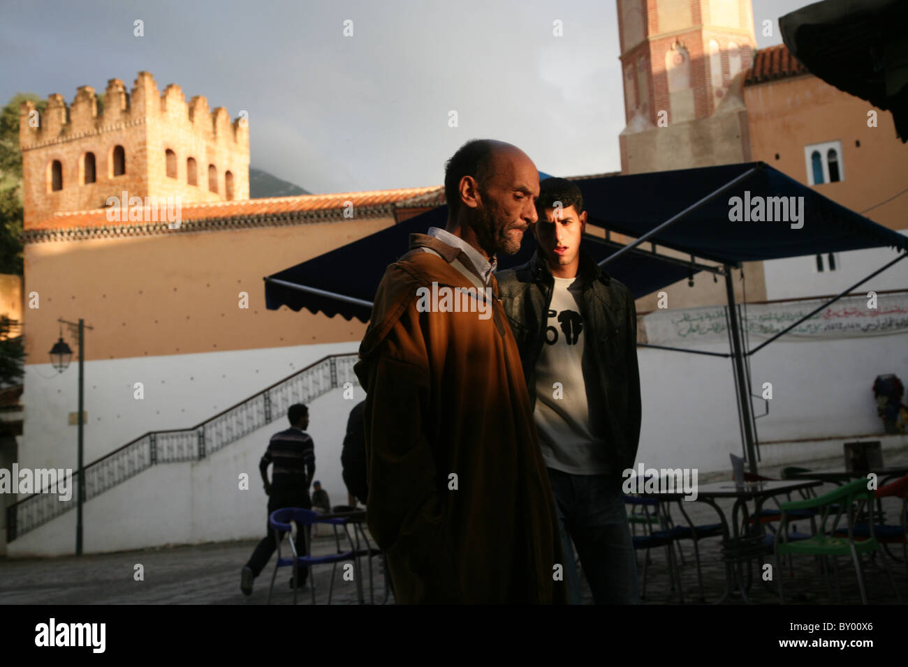 La popolazione locale a piedi intorno al luminoso strade di chefchaouen il luminoso marocco villaggio nelle montagne di riff Foto Stock