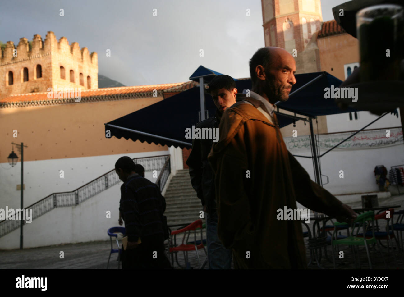 La popolazione locale a piedi intorno al luminoso strade di chefchaouen il luminoso marocco villaggio nelle montagne di riff Foto Stock