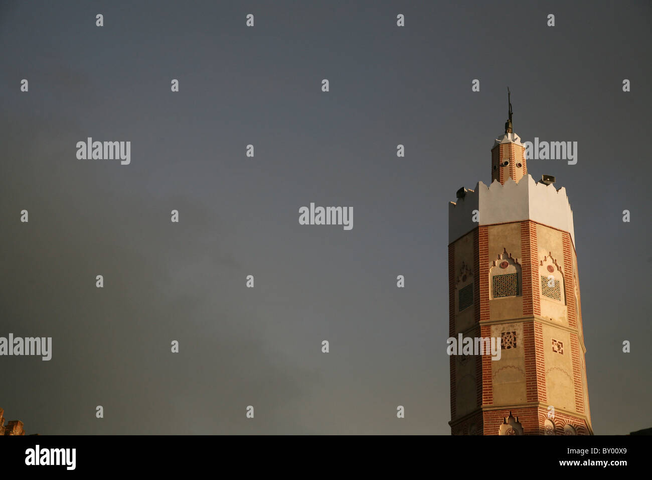 La popolazione locale a piedi intorno al luminoso strade di chefchaouen il luminoso marocco villaggio nelle montagne di riff Foto Stock