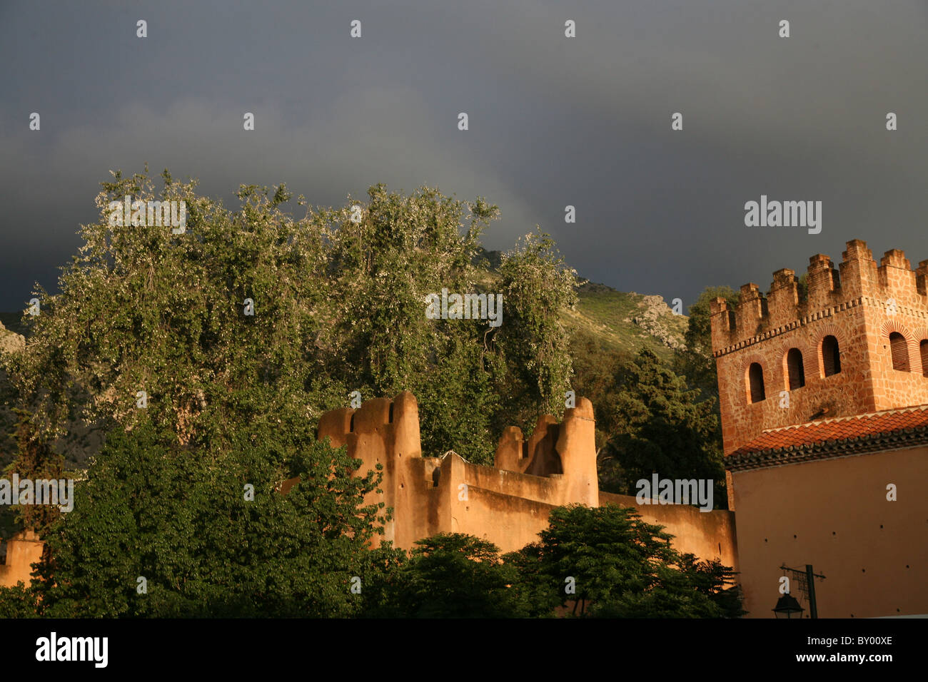 La popolazione locale a piedi intorno al luminoso strade di chefchaouen il luminoso marocco villaggio nelle montagne di riff Foto Stock