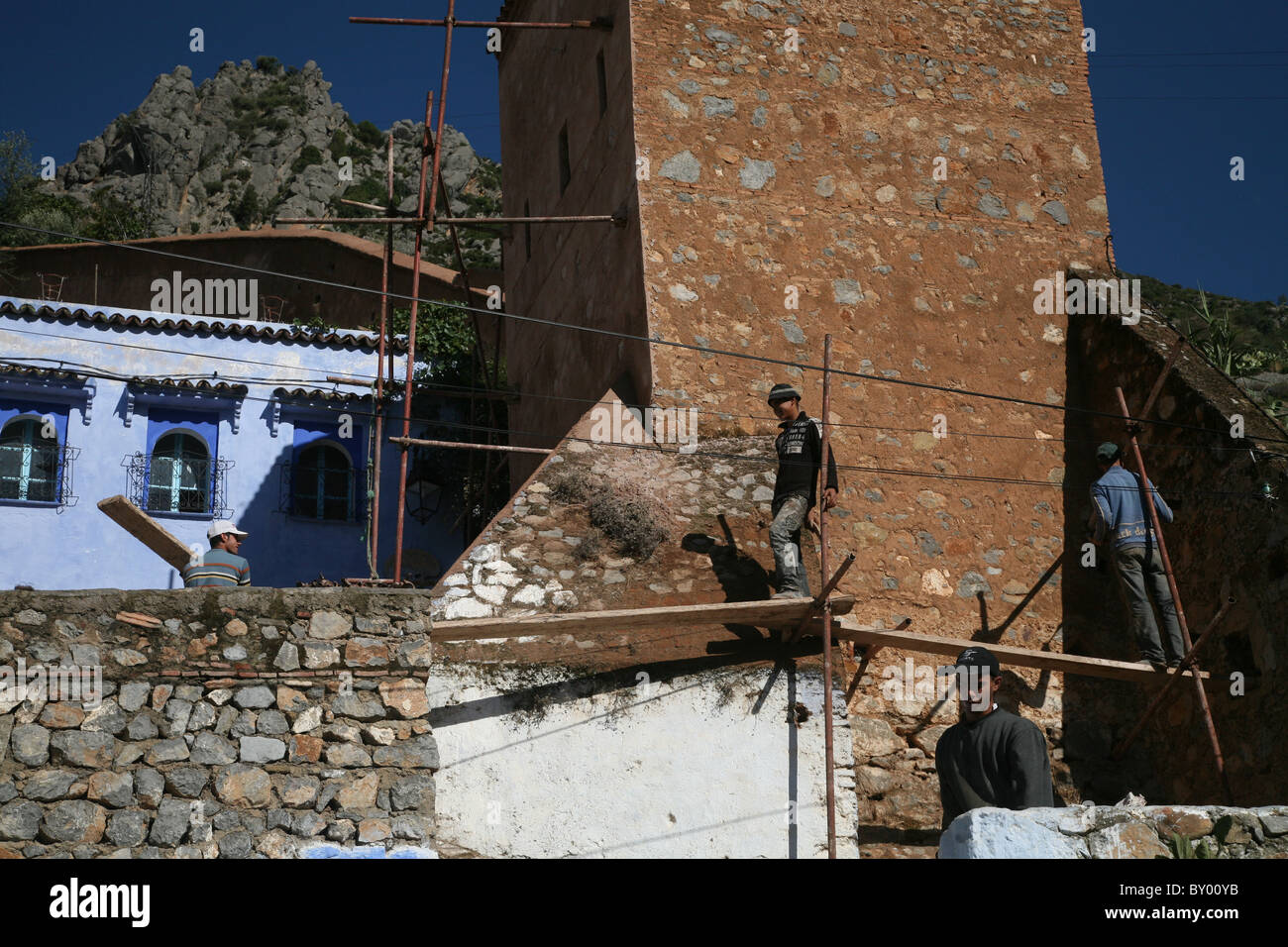 La popolazione locale a piedi intorno al luminoso strade di chefchaouen il luminoso marocco villaggio nelle montagne di riff Foto Stock