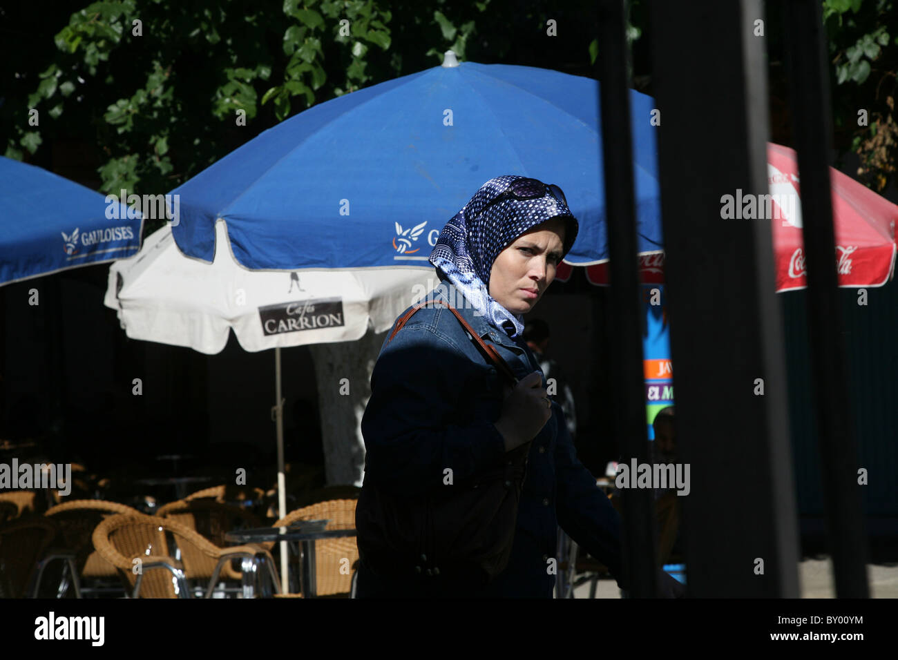 La popolazione locale a piedi intorno al luminoso strade di chefchaouen il luminoso marocco villaggio nelle montagne di riff Foto Stock