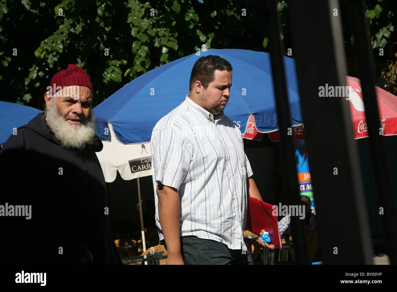 La popolazione locale a piedi intorno al luminoso strade di chefchaouen il luminoso marocco villaggio nelle montagne di riff Foto Stock