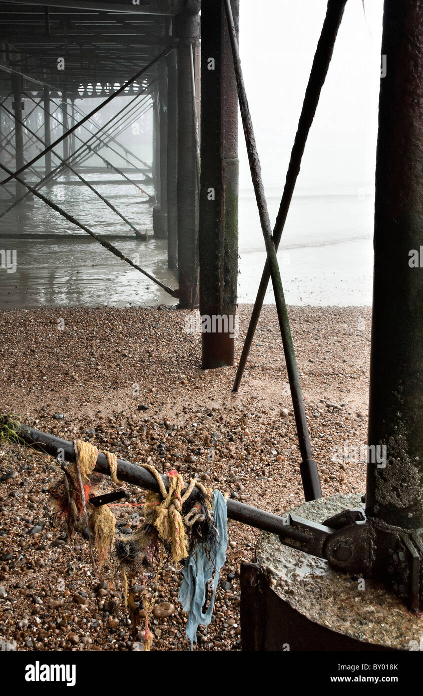 Tangled fune sul molo puntone a Southsea, Hampshire Foto Stock