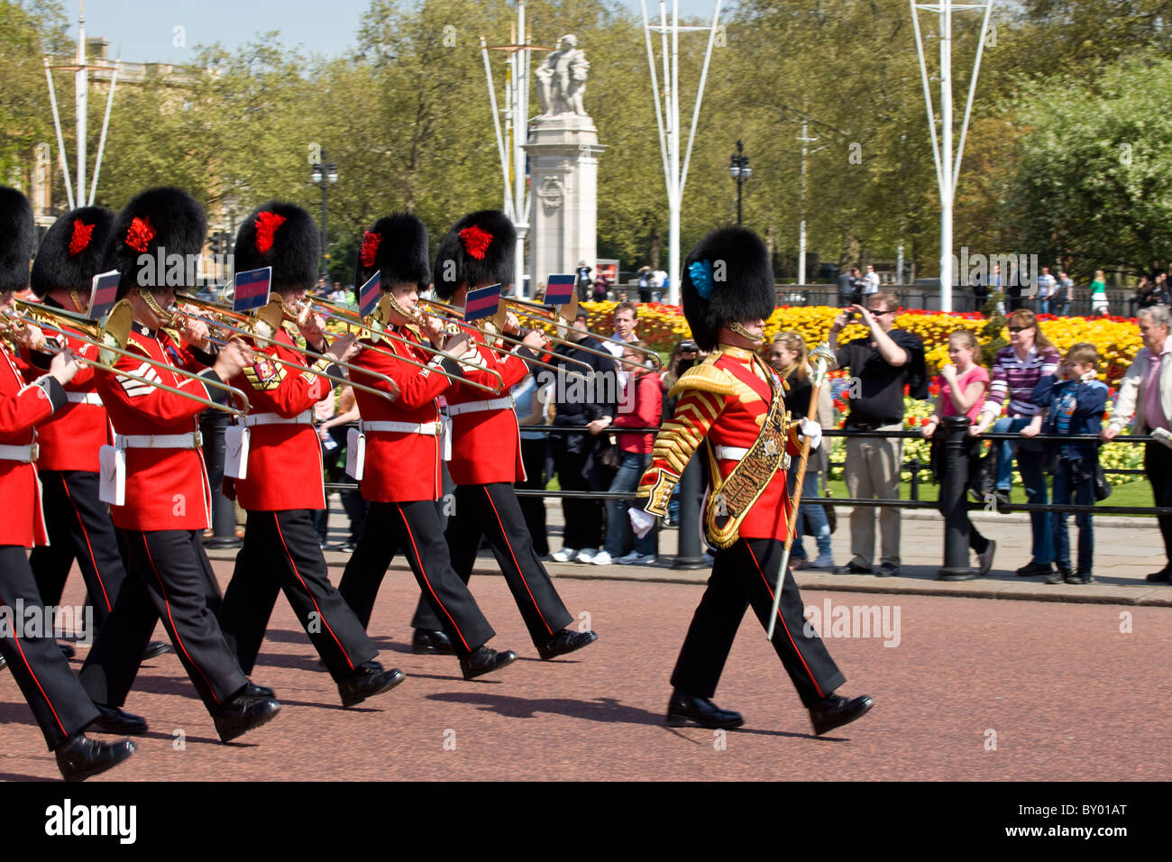 La folla a guardare il Cambio della Guardia a Buckingham Palace Foto Stock